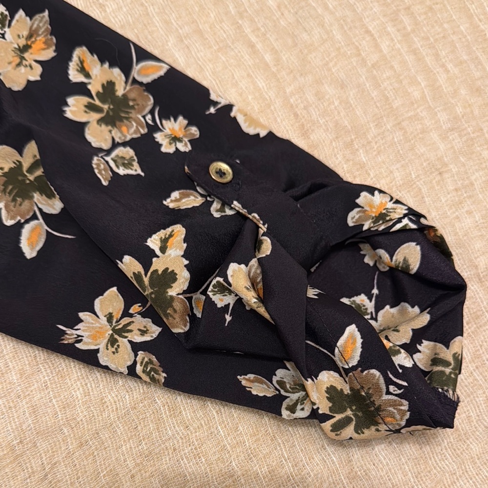 Floral Navy‎ Blouse - Picture 4 of 9